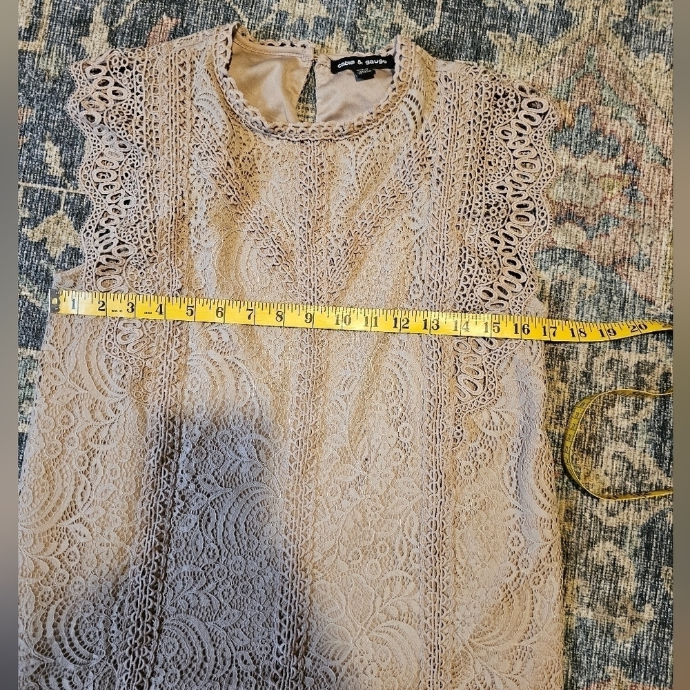 Cable & Gauge Nude Color Lace Top with Cap Sleeve Women's Size Medium - Picture 2 of 9